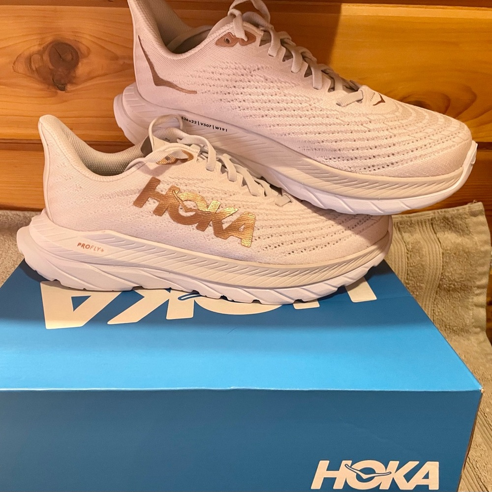 Hoka Mach 5   New in Box